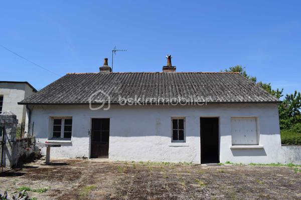 Dans un environnement verdoyant et paisible, découvrez cet ensemble immobilier à fort potentiel, implanté sur trois parcelles totalisant 2 652 m².

Le bien bénéficie d’une belle exposition et d’un vaste terrain arboré, offrant un cadre agréable, lumineux et préservé. Un véritable écrin de tranquillité pour imaginer un projet entièrement personnalisé.

Les bâtiments existants représentent environ 102 m² d’emprise bâtie cadastrale. Leurs différents volumes sont à réhabiliter et à repenser selon les besoins et les envies des futurs acquéreurs.

Cette propriété pourra ainsi se prêter à de nombreux projets : résidence principale, maison familiale, atelier, espace de stockage, activité professionnelle, investissement locatif ou réorganisation complète de l’ensemble.

Le terrain constitue l’un des principaux atouts de la propriété. Ses beaux espaces permettent d’envisager la création d’un jardin paysager, d’un potager, d’une terrasse, d’aires de stationnement ou de différents espaces de loisirs.

Situé dans le secteur apprécié de Saint-Hilaire-Saint-Florent, cet ensemble séduira les acquéreurs en quête de calme, d’espace et d’un bien offrant de nombreuses possibilités d’évolution.

Une propriété pleine de possibilités, idéale pour créer un lieu de vie ou développer un projet à votre image.