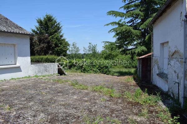 Dans un environnement verdoyant et paisible, découvrez cet ensemble immobilier à fort potentiel, implanté sur trois parcelles totalisant 2 652 m².

Le bien bénéficie d’une belle exposition et d’un vaste terrain arboré, offrant un cadre agréable, lumineux et préservé. Un véritable écrin de tranquillité pour imaginer un projet entièrement personnalisé.

Les bâtiments existants représentent environ 102 m² d’emprise bâtie cadastrale. Leurs différents volumes sont à réhabiliter et à repenser selon les besoins et les envies des futurs acquéreurs.

Cette propriété pourra ainsi se prêter à de nombreux projets : résidence principale, maison familiale, atelier, espace de stockage, activité professionnelle, investissement locatif ou réorganisation complète de l’ensemble.

Le terrain constitue l’un des principaux atouts de la propriété. Ses beaux espaces permettent d’envisager la création d’un jardin paysager, d’un potager, d’une terrasse, d’aires de stationnement ou de différents espaces de loisirs.

Situé dans le secteur apprécié de Saint-Hilaire-Saint-Florent, cet ensemble séduira les acquéreurs en quête de calme, d’espace et d’un bien offrant de nombreuses possibilités d’évolution.

Une propriété pleine de possibilités, idéale pour créer un lieu de vie ou développer un projet à votre image.