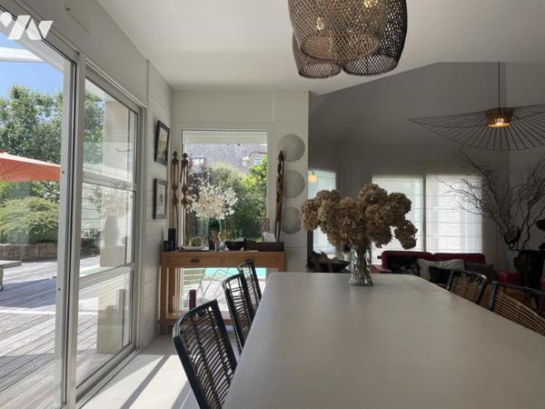 Noyalo – Maison familiale de 200 m² avec piscine et terrasse de 160 m² - DPE B