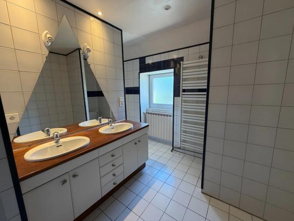 MAISON DE CARACTERE AVEC ESPACE PROFESSIONNEL INDEPENDANT - PARC 3000 M2