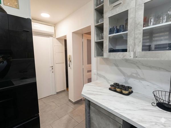 À vendre - T2 rénové 40m2 avec balcons - Bassin de la Villette (Paris 19e)