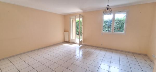 À vendre : Appartement contemporain  T 3  , plain pied avec grande terrasse , jardin  et garage  à Bourg-en-Bresse !