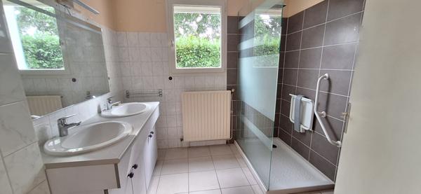 À vendre : Appartement contemporain  T 3  , plain pied avec grande terrasse , jardin  et garage  à Bourg-en-Bresse !