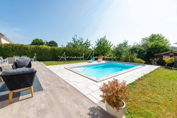 Maison récente avec piscine au cœur du village !