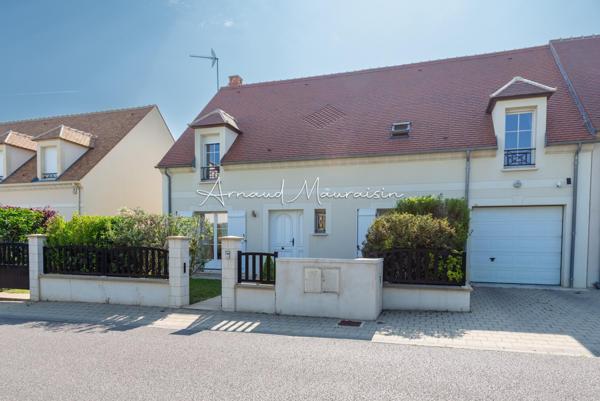 Maison récente avec piscine au cœur du village !