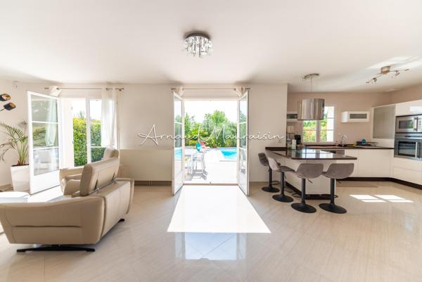 Maison récente avec piscine au cœur du village !