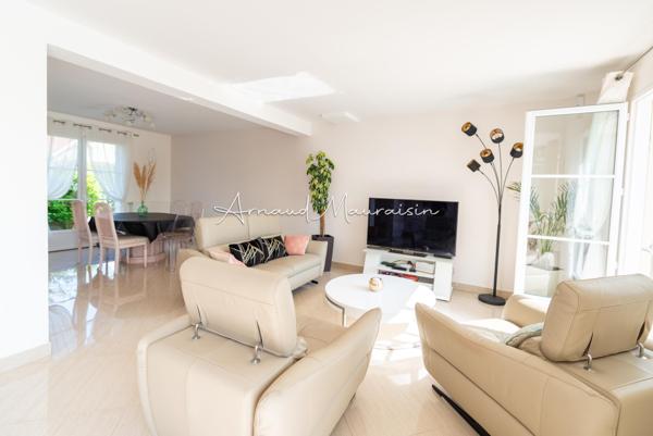 Maison récente avec piscine au cœur du village !