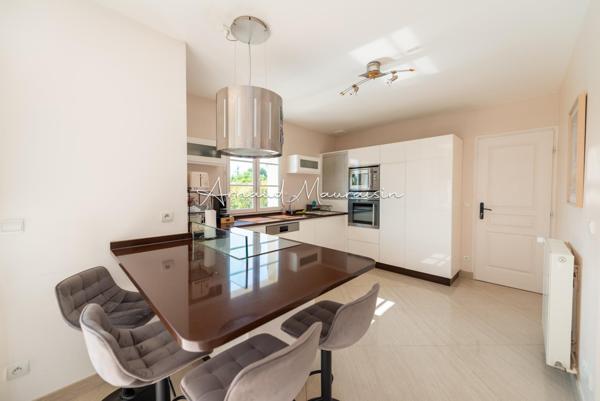 Maison récente avec piscine au cœur du village !