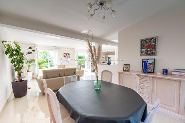 Maison récente avec piscine au cœur du village !