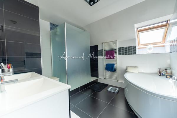 Maison récente avec piscine au cœur du village !