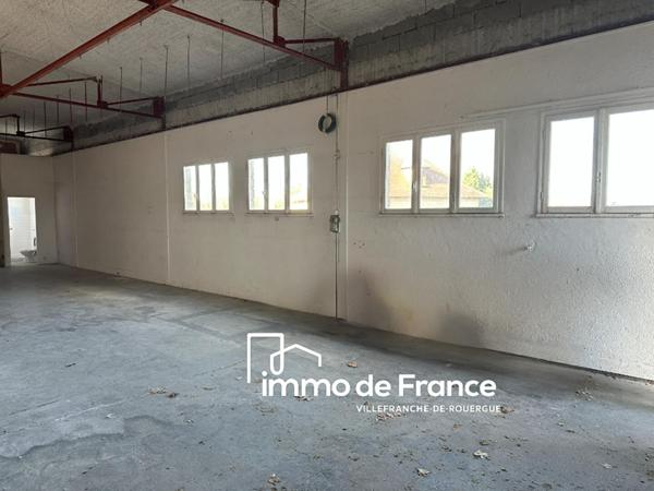 Villefranche De Rouergue, local d'activité, entrepôt de 500 m² , 400 m² en rez de chaussée + 100 m² a l'étage