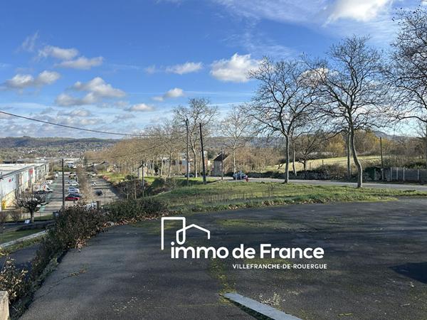 Villefranche De Rouergue, local d'activité, entrepôt de 500 m² , 400 m² en rez de chaussée + 100 m² a l'étage