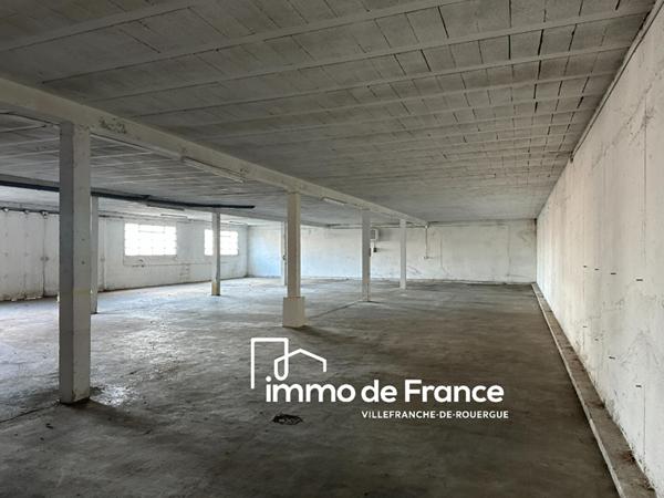Villefranche De Rouergue, local d'activité, entrepôt de 500 m² , 400 m² en rez de chaussée + 100 m² a l'étage