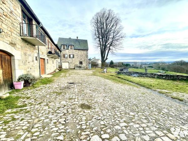 A VENDRE - MAISON DE VILLE EN PIERRE A SAINT CHELY D'APCHER