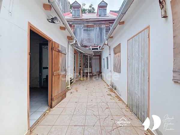 Immeuble de caractère à rénover – Commerce + locaux commerciaux + habitation – Place de la Victoire