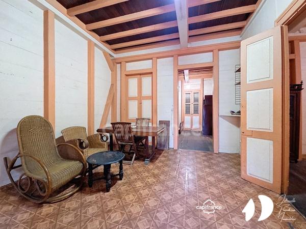 Immeuble de caractère à rénover – Commerce + locaux commerciaux + habitation – Place de la Victoire