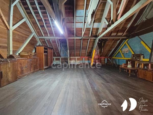 Immeuble de caractère à rénover – Commerce + locaux commerciaux + habitation – Place de la Victoire