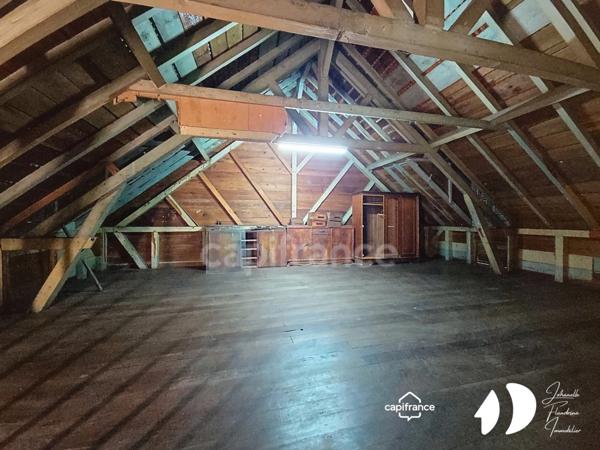 Immeuble de caractère à rénover – Commerce + locaux commerciaux + habitation – Place de la Victoire