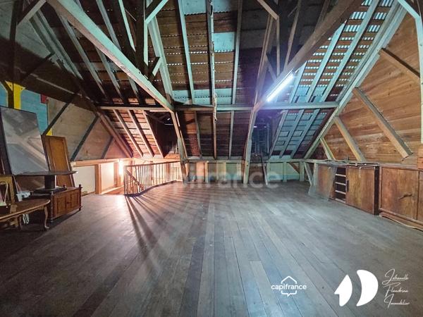 Immeuble de caractère à rénover – Commerce + locaux commerciaux + habitation – Place de la Victoire