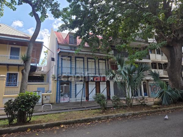 Immeuble de caractère à rénover – Commerce + locaux commerciaux + habitation – Place de la Victoire