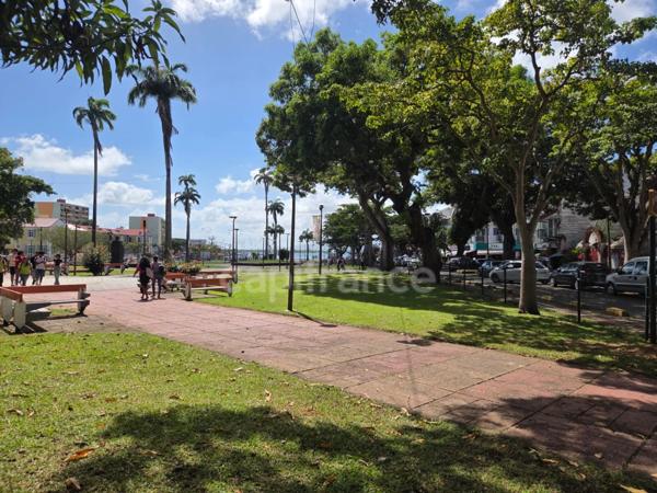 Immeuble de caractère à rénover – Commerce + locaux commerciaux + habitation – Place de la Victoire