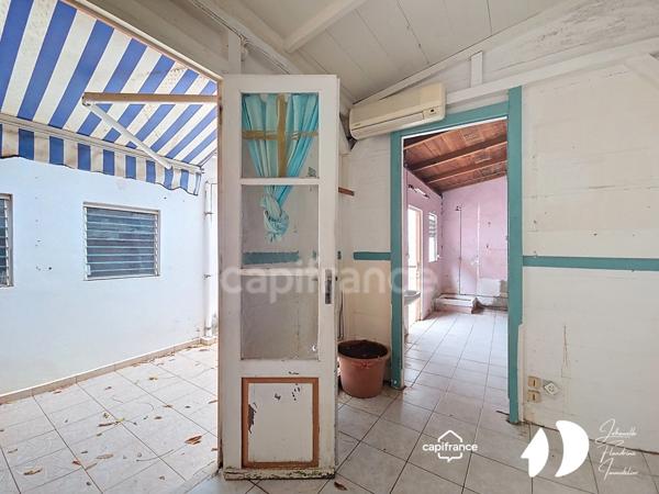 Immeuble de caractère à rénover – Commerce + locaux commerciaux + habitation – Place de la Victoire