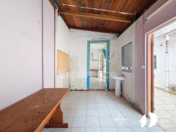 Immeuble de caractère à rénover – Commerce + locaux commerciaux + habitation – Place de la Victoire