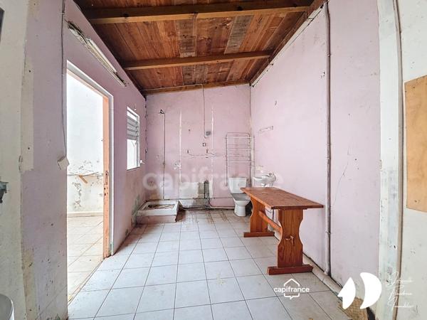 Immeuble de caractère à rénover – Commerce + locaux commerciaux + habitation – Place de la Victoire