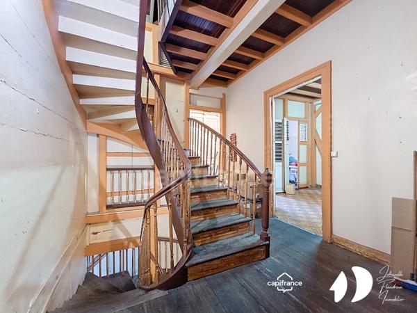 Immeuble de caractère à rénover – Commerce + locaux commerciaux + habitation – Place de la Victoire