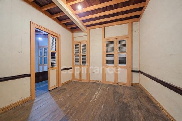 Immeuble de caractère à rénover – Commerce + locaux commerciaux + habitation – Place de la Victoire