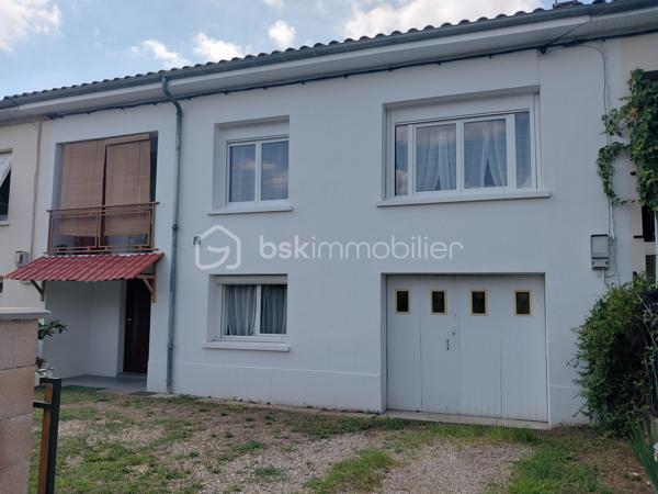 Située dans un quartier calme, à proximité du centre-ville et de ses commodités, cette maison mitoyenne de 92 m² habitables offre une configuration idéale pour une famille.
Elle se compose de 5 pièces et 4 chambres, dont une au rez-de-chaussée avec évier privatif, offrant une belle flexibilité d'utilisation.
Côté confort, la maison dispose d'une pompe à chaleur air/eau, d'un ballon thermodynamique et du double vitrage.
À l'arrière, vous profiterez d'un jardin avec terrasse, tandis qu'un balcon complète les extérieurs.
Le véritable atout du bien : son garage d'environ 45 m², offrant un espace généreux pour stationnement, stockage ou atelier.
Les + du bien
•	92 m² habitables
•	Terrain de 188 m²
•	4 chambres
•	Chambre au RDC avec évier privatif
•	Garage d'environ 45 m²
•	Jardin avec terrasse
•	Balcon
•	Pompe à chaleur air/eau
•	Ballon thermodynamique
•	Double vitrage
•	Quartier calme
•	Proche centre-ville et commodités
Une maison fonctionnelle et bien située, offrant de beaux volumes et un garage rare par sa superficie. À découvrir sans tarder !