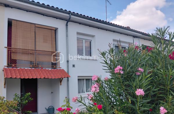 Située dans un quartier calme, à proximité du centre-ville et de ses commodités, cette maison mitoyenne de 92 m² habitables offre une configuration idéale pour une famille.
Elle se compose de 5 pièces et 4 chambres, dont une au rez-de-chaussée avec évier privatif, offrant une belle flexibilité d'utilisation.
Côté confort, la maison dispose d'une pompe à chaleur air/eau, d'un ballon thermodynamique et du double vitrage.
À l'arrière, vous profiterez d'un jardin avec terrasse, tandis qu'un balcon complète les extérieurs.
Le véritable atout du bien : son garage d'environ 45 m², offrant un espace généreux pour stationnement, stockage ou atelier.
Les + du bien
•	92 m² habitables
•	Terrain de 188 m²
•	4 chambres
•	Chambre au RDC avec évier privatif
•	Garage d'environ 45 m²
•	Jardin avec terrasse
•	Balcon
•	Pompe à chaleur air/eau
•	Ballon thermodynamique
•	Double vitrage
•	Quartier calme
•	Proche centre-ville et commodités
Une maison fonctionnelle et bien située, offrant de beaux volumes et un garage rare par sa superficie. À découvrir sans tarder !