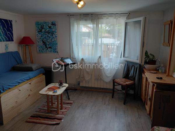 Située dans un quartier calme, à proximité du centre-ville et de ses commodités, cette maison mitoyenne de 92 m² habitables offre une configuration idéale pour une famille.
Elle se compose de 5 pièces et 4 chambres, dont une au rez-de-chaussée avec évier privatif, offrant une belle flexibilité d'utilisation.
Côté confort, la maison dispose d'une pompe à chaleur air/eau, d'un ballon thermodynamique et du double vitrage.
À l'arrière, vous profiterez d'un jardin avec terrasse, tandis qu'un balcon complète les extérieurs.
Le véritable atout du bien : son garage d'environ 45 m², offrant un espace généreux pour stationnement, stockage ou atelier.
Les + du bien
•	92 m² habitables
•	Terrain de 188 m²
•	4 chambres
•	Chambre au RDC avec évier privatif
•	Garage d'environ 45 m²
•	Jardin avec terrasse
•	Balcon
•	Pompe à chaleur air/eau
•	Ballon thermodynamique
•	Double vitrage
•	Quartier calme
•	Proche centre-ville et commodités
Une maison fonctionnelle et bien située, offrant de beaux volumes et un garage rare par sa superficie. À découvrir sans tarder !