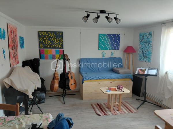 Située dans un quartier calme, à proximité du centre-ville et de ses commodités, cette maison mitoyenne de 92 m² habitables offre une configuration idéale pour une famille.
Elle se compose de 5 pièces et 4 chambres, dont une au rez-de-chaussée avec évier privatif, offrant une belle flexibilité d'utilisation.
Côté confort, la maison dispose d'une pompe à chaleur air/eau, d'un ballon thermodynamique et du double vitrage.
À l'arrière, vous profiterez d'un jardin avec terrasse, tandis qu'un balcon complète les extérieurs.
Le véritable atout du bien : son garage d'environ 45 m², offrant un espace généreux pour stationnement, stockage ou atelier.
Les + du bien
•	92 m² habitables
•	Terrain de 188 m²
•	4 chambres
•	Chambre au RDC avec évier privatif
•	Garage d'environ 45 m²
•	Jardin avec terrasse
•	Balcon
•	Pompe à chaleur air/eau
•	Ballon thermodynamique
•	Double vitrage
•	Quartier calme
•	Proche centre-ville et commodités
Une maison fonctionnelle et bien située, offrant de beaux volumes et un garage rare par sa superficie. À découvrir sans tarder !