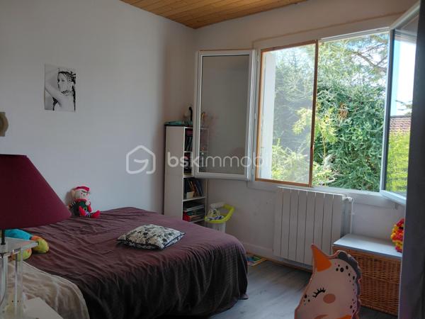 Située dans un quartier calme, à proximité du centre-ville et de ses commodités, cette maison mitoyenne de 92 m² habitables offre une configuration idéale pour une famille.
Elle se compose de 5 pièces et 4 chambres, dont une au rez-de-chaussée avec évier privatif, offrant une belle flexibilité d'utilisation.
Côté confort, la maison dispose d'une pompe à chaleur air/eau, d'un ballon thermodynamique et du double vitrage.
À l'arrière, vous profiterez d'un jardin avec terrasse, tandis qu'un balcon complète les extérieurs.
Le véritable atout du bien : son garage d'environ 45 m², offrant un espace généreux pour stationnement, stockage ou atelier.
Les + du bien
•	92 m² habitables
•	Terrain de 188 m²
•	4 chambres
•	Chambre au RDC avec évier privatif
•	Garage d'environ 45 m²
•	Jardin avec terrasse
•	Balcon
•	Pompe à chaleur air/eau
•	Ballon thermodynamique
•	Double vitrage
•	Quartier calme
•	Proche centre-ville et commodités
Une maison fonctionnelle et bien située, offrant de beaux volumes et un garage rare par sa superficie. À découvrir sans tarder !