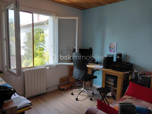 Située dans un quartier calme, à proximité du centre-ville et de ses commodités, cette maison mitoyenne de 92 m² habitables offre une configuration idéale pour une famille.
Elle se compose de 5 pièces et 4 chambres, dont une au rez-de-chaussée avec évier privatif, offrant une belle flexibilité d'utilisation.
Côté confort, la maison dispose d'une pompe à chaleur air/eau, d'un ballon thermodynamique et du double vitrage.
À l'arrière, vous profiterez d'un jardin avec terrasse, tandis qu'un balcon complète les extérieurs.
Le véritable atout du bien : son garage d'environ 45 m², offrant un espace généreux pour stationnement, stockage ou atelier.
Les + du bien
•	92 m² habitables
•	Terrain de 188 m²
•	4 chambres
•	Chambre au RDC avec évier privatif
•	Garage d'environ 45 m²
•	Jardin avec terrasse
•	Balcon
•	Pompe à chaleur air/eau
•	Ballon thermodynamique
•	Double vitrage
•	Quartier calme
•	Proche centre-ville et commodités
Une maison fonctionnelle et bien située, offrant de beaux volumes et un garage rare par sa superficie. À découvrir sans tarder !