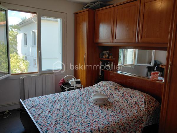 Située dans un quartier calme, à proximité du centre-ville et de ses commodités, cette maison mitoyenne de 92 m² habitables offre une configuration idéale pour une famille.
Elle se compose de 5 pièces et 4 chambres, dont une au rez-de-chaussée avec évier privatif, offrant une belle flexibilité d'utilisation.
Côté confort, la maison dispose d'une pompe à chaleur air/eau, d'un ballon thermodynamique et du double vitrage.
À l'arrière, vous profiterez d'un jardin avec terrasse, tandis qu'un balcon complète les extérieurs.
Le véritable atout du bien : son garage d'environ 45 m², offrant un espace généreux pour stationnement, stockage ou atelier.
Les + du bien
•	92 m² habitables
•	Terrain de 188 m²
•	4 chambres
•	Chambre au RDC avec évier privatif
•	Garage d'environ 45 m²
•	Jardin avec terrasse
•	Balcon
•	Pompe à chaleur air/eau
•	Ballon thermodynamique
•	Double vitrage
•	Quartier calme
•	Proche centre-ville et commodités
Une maison fonctionnelle et bien située, offrant de beaux volumes et un garage rare par sa superficie. À découvrir sans tarder !