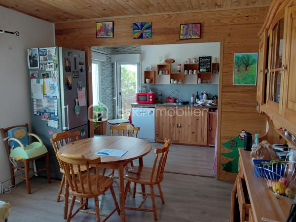 Située dans un quartier calme, à proximité du centre-ville et de ses commodités, cette maison mitoyenne de 92 m² habitables offre une configuration idéale pour une famille.
Elle se compose de 5 pièces et 4 chambres, dont une au rez-de-chaussée avec évier privatif, offrant une belle flexibilité d'utilisation.
Côté confort, la maison dispose d'une pompe à chaleur air/eau, d'un ballon thermodynamique et du double vitrage.
À l'arrière, vous profiterez d'un jardin avec terrasse, tandis qu'un balcon complète les extérieurs.
Le véritable atout du bien : son garage d'environ 45 m², offrant un espace généreux pour stationnement, stockage ou atelier.
Les + du bien
•	92 m² habitables
•	Terrain de 188 m²
•	4 chambres
•	Chambre au RDC avec évier privatif
•	Garage d'environ 45 m²
•	Jardin avec terrasse
•	Balcon
•	Pompe à chaleur air/eau
•	Ballon thermodynamique
•	Double vitrage
•	Quartier calme
•	Proche centre-ville et commodités
Une maison fonctionnelle et bien située, offrant de beaux volumes et un garage rare par sa superficie. À découvrir sans tarder !