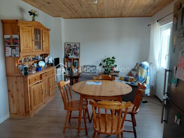 Située dans un quartier calme, à proximité du centre-ville et de ses commodités, cette maison mitoyenne de 92 m² habitables offre une configuration idéale pour une famille.
Elle se compose de 5 pièces et 4 chambres, dont une au rez-de-chaussée avec évier privatif, offrant une belle flexibilité d'utilisation.
Côté confort, la maison dispose d'une pompe à chaleur air/eau, d'un ballon thermodynamique et du double vitrage.
À l'arrière, vous profiterez d'un jardin avec terrasse, tandis qu'un balcon complète les extérieurs.
Le véritable atout du bien : son garage d'environ 45 m², offrant un espace généreux pour stationnement, stockage ou atelier.
Les + du bien
•	92 m² habitables
•	Terrain de 188 m²
•	4 chambres
•	Chambre au RDC avec évier privatif
•	Garage d'environ 45 m²
•	Jardin avec terrasse
•	Balcon
•	Pompe à chaleur air/eau
•	Ballon thermodynamique
•	Double vitrage
•	Quartier calme
•	Proche centre-ville et commodités
Une maison fonctionnelle et bien située, offrant de beaux volumes et un garage rare par sa superficie. À découvrir sans tarder !