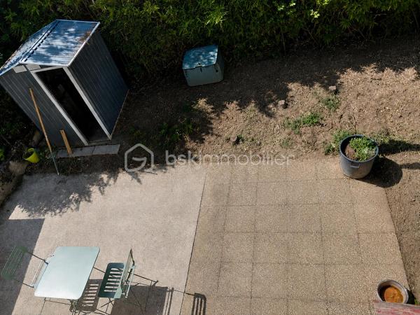 Située dans un quartier calme, à proximité du centre-ville et de ses commodités, cette maison mitoyenne de 92 m² habitables offre une configuration idéale pour une famille.
Elle se compose de 5 pièces et 4 chambres, dont une au rez-de-chaussée avec évier privatif, offrant une belle flexibilité d'utilisation.
Côté confort, la maison dispose d'une pompe à chaleur air/eau, d'un ballon thermodynamique et du double vitrage.
À l'arrière, vous profiterez d'un jardin avec terrasse, tandis qu'un balcon complète les extérieurs.
Le véritable atout du bien : son garage d'environ 45 m², offrant un espace généreux pour stationnement, stockage ou atelier.
Les + du bien
•	92 m² habitables
•	Terrain de 188 m²
•	4 chambres
•	Chambre au RDC avec évier privatif
•	Garage d'environ 45 m²
•	Jardin avec terrasse
•	Balcon
•	Pompe à chaleur air/eau
•	Ballon thermodynamique
•	Double vitrage
•	Quartier calme
•	Proche centre-ville et commodités
Une maison fonctionnelle et bien située, offrant de beaux volumes et un garage rare par sa superficie. À découvrir sans tarder !
