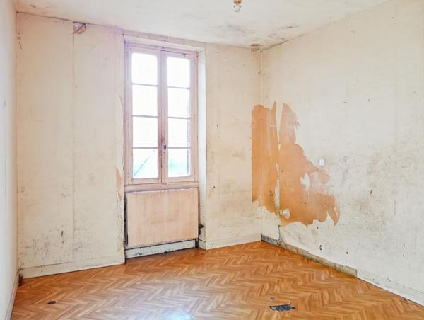 Maison de 4 pièces entièrement à rénover à Arthes