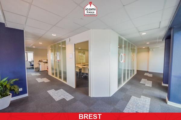 A VENDRE - LOCAUX DISPONIBLES DE 462M² POUR 2027 - 14 BUREAUX - 2 SALLES DE REUNION - IMMEUBLE DALLE BETON DE 2011 - ASCENSEUR - 30 PLACES DE PARKING