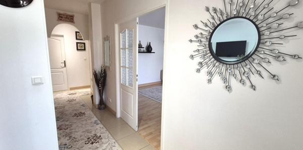 Beau Pavillon Individuel de Plain-pied de 121 m² Rénové et Extensible à 160 m² avec sa Cour avant de 30 m², Terrasses avec Barbecue, Garage de 17 m² et un joli Terrain Clos, Arboré et entretenu de 412 m²