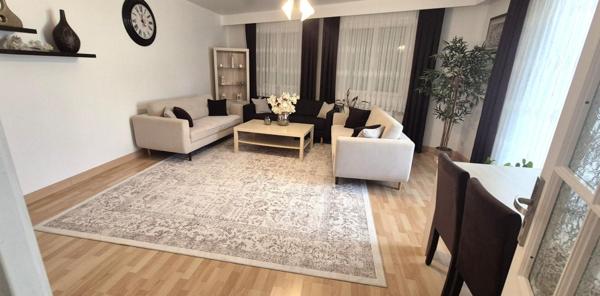 Beau Pavillon Individuel de Plain-pied de 121 m² Rénové et Extensible à 160 m² avec sa Cour avant de 30 m², Terrasses avec Barbecue, Garage de 17 m² et un joli Terrain Clos, Arboré et entretenu de 412 m²