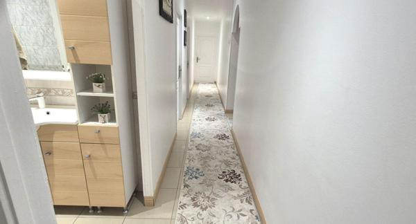 Beau Pavillon Individuel de Plain-pied de 121 m² Rénové et Extensible à 160 m² avec sa Cour avant de 30 m², Terrasses avec Barbecue, Garage de 17 m² et un joli Terrain Clos, Arboré et entretenu de 412 m²