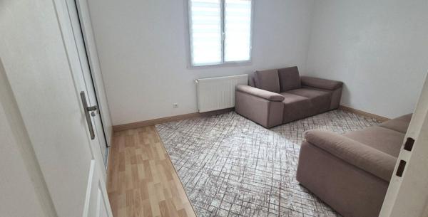 Beau Pavillon Individuel de Plain-pied de 121 m² Rénové et Extensible à 160 m² avec sa Cour avant de 30 m², Terrasses avec Barbecue, Garage de 17 m² et un joli Terrain Clos, Arboré et entretenu de 412 m²