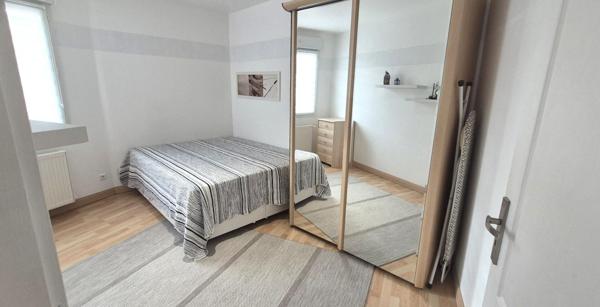 Beau Pavillon Individuel de Plain-pied de 121 m² Rénové et Extensible à 160 m² avec sa Cour avant de 30 m², Terrasses avec Barbecue, Garage de 17 m² et un joli Terrain Clos, Arboré et entretenu de 412 m²