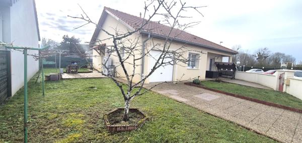 Beau Pavillon Individuel de Plain-pied de 121 m² Rénové et Extensible à 160 m² avec sa Cour avant de 30 m², Terrasses avec Barbecue, Garage de 17 m² et un joli Terrain Clos, Arboré et entretenu de 412 m²