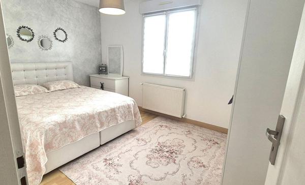 Beau Pavillon Individuel de Plain-pied de 121 m² Rénové et Extensible à 160 m² avec sa Cour avant de 30 m², Terrasses avec Barbecue, Garage de 17 m² et un joli Terrain Clos, Arboré et entretenu de 412 m²