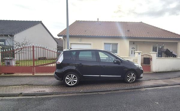 Beau Pavillon Individuel de Plain-pied de 121 m² Rénové et Extensible à 160 m² avec sa Cour avant de 30 m², Terrasses avec Barbecue, Garage de 17 m² et un joli Terrain Clos, Arboré et entretenu de 412 m²